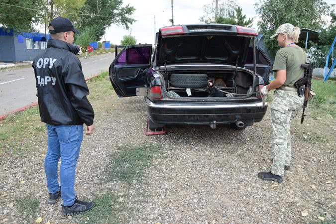 В Одесской области задержали мужчину, который перевозил в тайнике автомобиля 65 литров спирта. Фото, видео