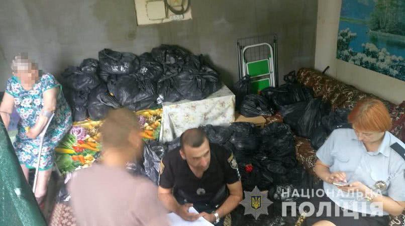 Полиция нашла пожилую женщину, которая раздавала еду избирателям от имени одного из кандидатов в нардепы