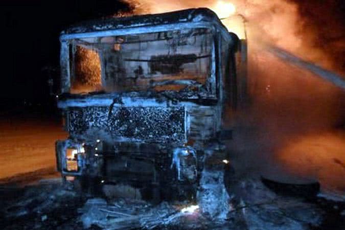 Под Одессой масштабный пожар уничтожил три фуры с фруктами (фото)