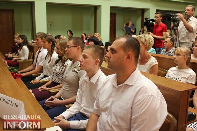 В Измаиле сегодня награждали выпускников-медалистов: среди них и дочь мэра
