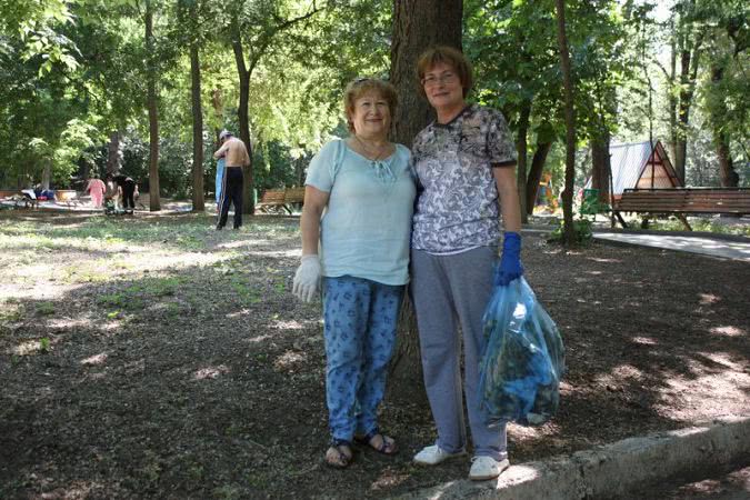 Дружно и весело убирали парк: в Болграде прошел общегородской субботник