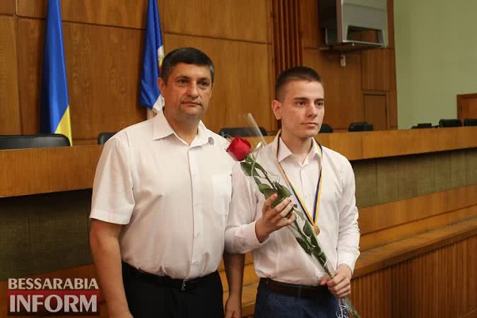 В Измаиле сегодня награждали выпускников-медалистов: среди них и дочь мэра