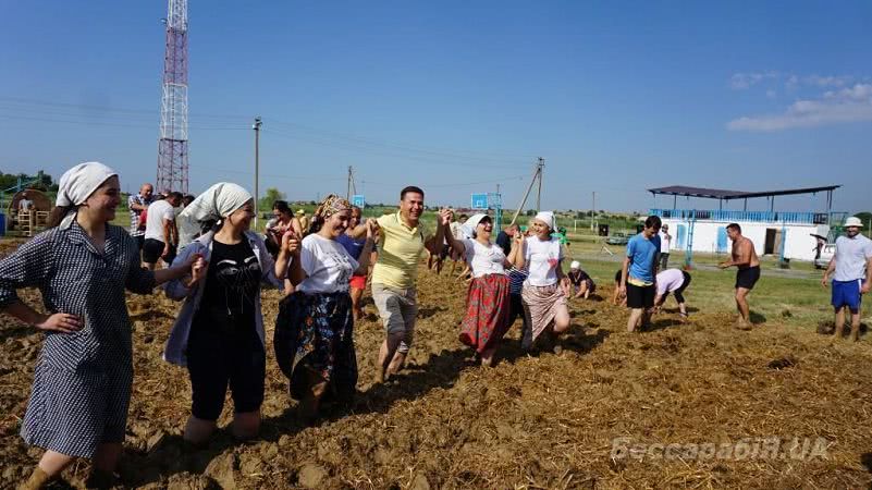 Возрождение бессарабских традиций: в селе Криничное для строительства этнографического музея состоялся массовый чамур