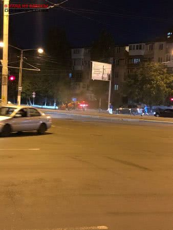 Пьяный водитель в Одессе снес ограду остановки и чуть не убил пешеходов