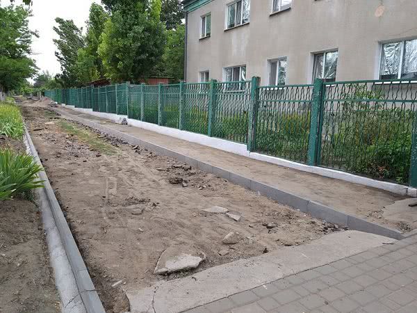 В Белгороде-Днестровском продолжили ремонт тротуаров на одной из центральных улиц