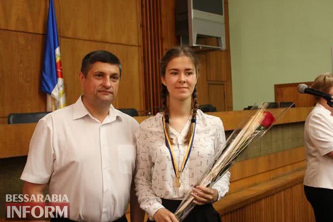 В Измаиле сегодня награждали выпускников-медалистов: среди них и дочь мэра