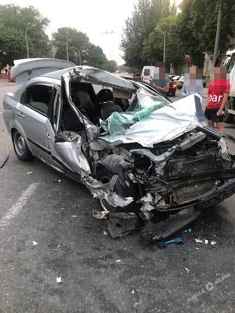 В Одессе Chevrolet влетел в припаркованный грузовик