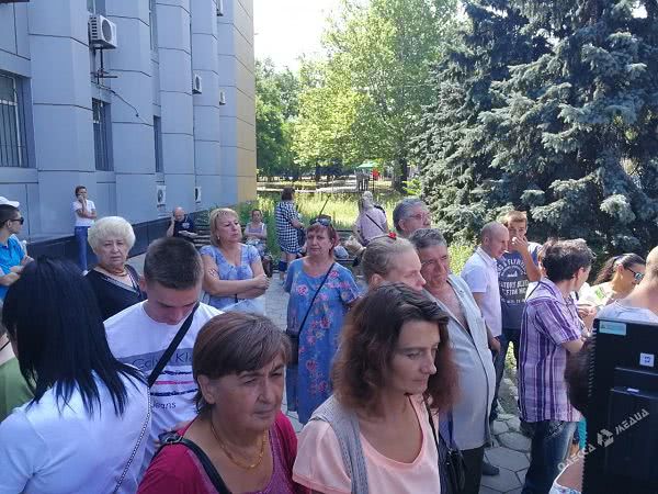Около одесского суда митингуют в поддержку мэра (фото)