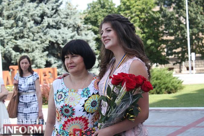 В Измаиле сегодня награждали выпускников-медалистов: среди них и дочь мэра