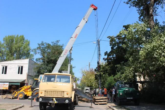 В Аккермане ремонтируют участок теплосети, на котором постоянно случались прорывы: проезд транспорта ограничен