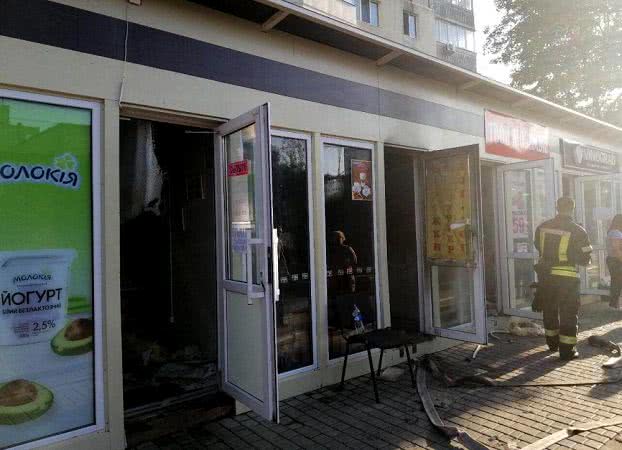 В Одессе возле Южного рынка сгорел торговый павильон. Фото