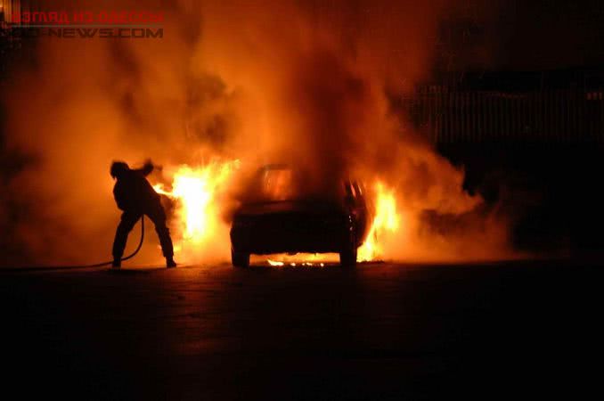 В Одессе на ходу горел автомобиль (видео)