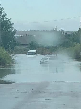 Последствия стихии в Белгород-Днестровском: провалившийся под асфальт автомобиль, затопленные улицы и размытые дороги