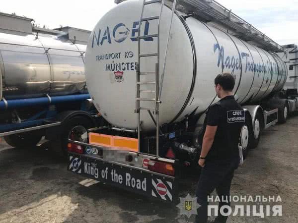Сливали пальмовое масло: в Одессе фирма-перевозчик обокрала предприятие на крупную сумму