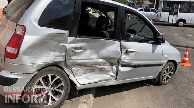 В центре Измаила Audi Q7, "проскакивая" на красный сигнал светофора, протаранил Hyundai