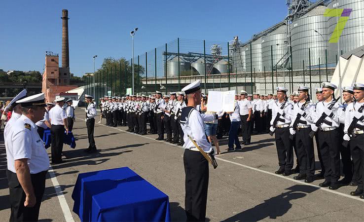 В Одессе курсанты ВМС приняли военную присягу (фото)