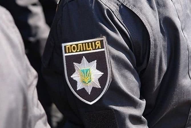 Пьяный с удостоверением полицейского угрожал оружием, копы не реагировали, только здоровались с ним