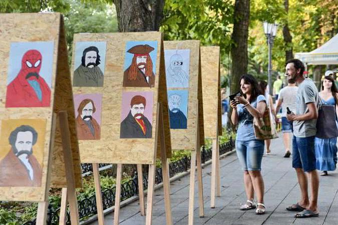 Шевченко — Спайдермен, Гарри Поттер и Дарт Вейдер. На Приморском бульваре необычная выставка