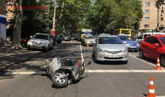 В Одессе мопедист с ребёнком попали в ДТП