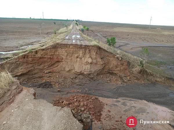 Под Одессой мощный поток воды снес машину туристов из Санкт-Петербурга. Видео