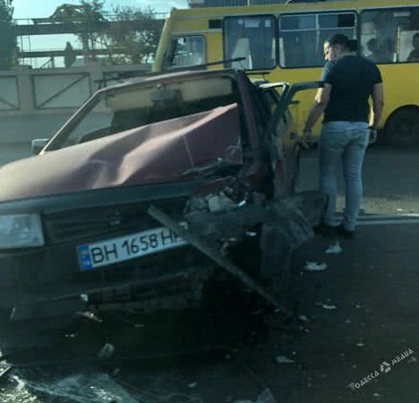 На Николаевской дороге в Одессе ДТП: движение парализовано (фото)