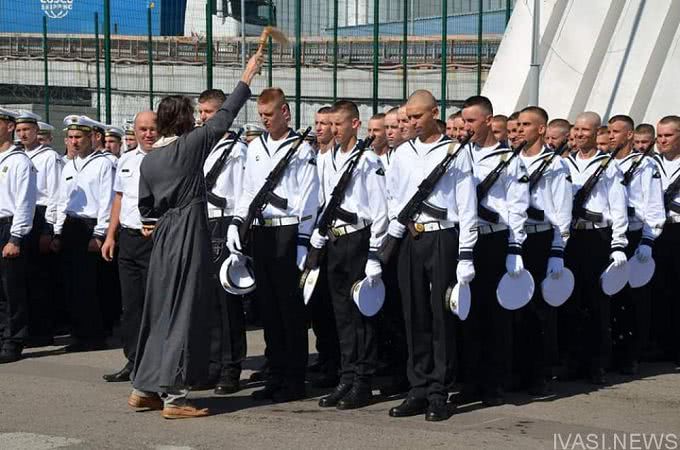 Уже без тельняшек — у курсантов одесских военно-морских учебных заведений изменения в форме