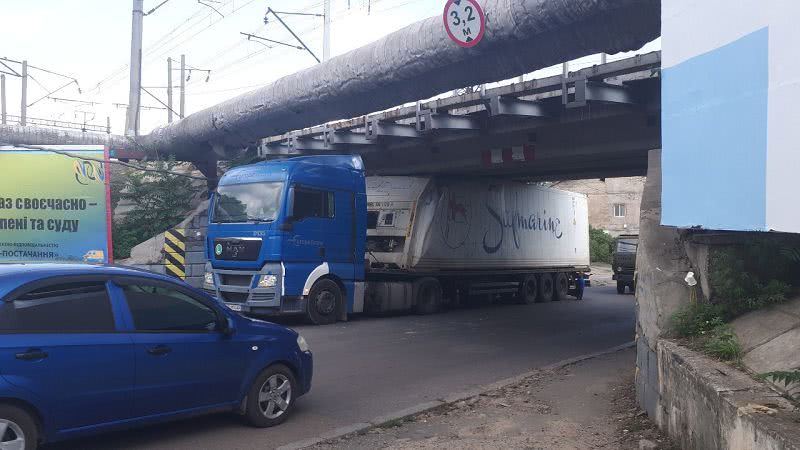 В Одессе фура застряла под мостом и спровоцировала пробку. Фото