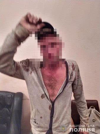В Измаиле местный житель, угрожая ножом, отобрал мобильный телефон у несовершеннолетнего парня