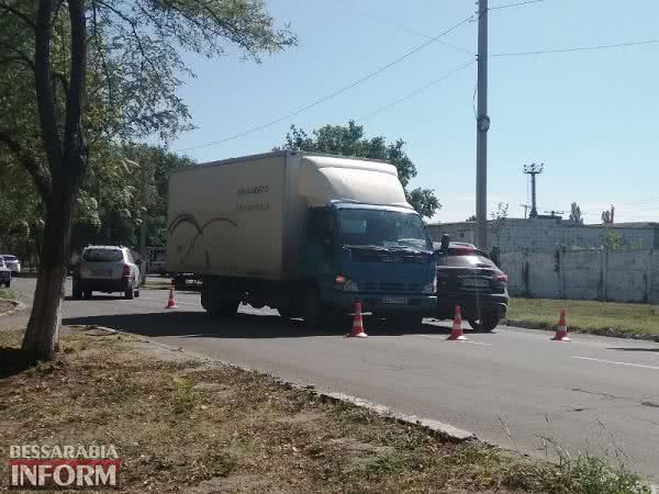 В Измаиле грузовик, пытаясь избежать наезда на пешехода, наехал на Infiniti