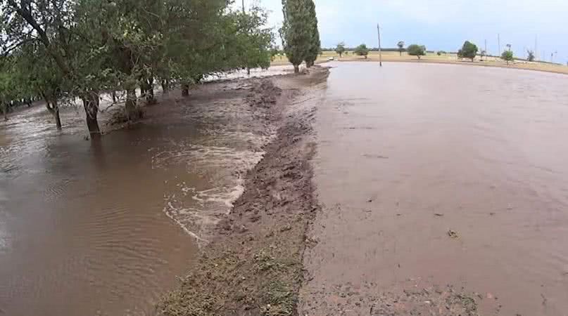 Наводнение на юге Одесской области: потоки воды смыли автобус и скорую помощь (видео)