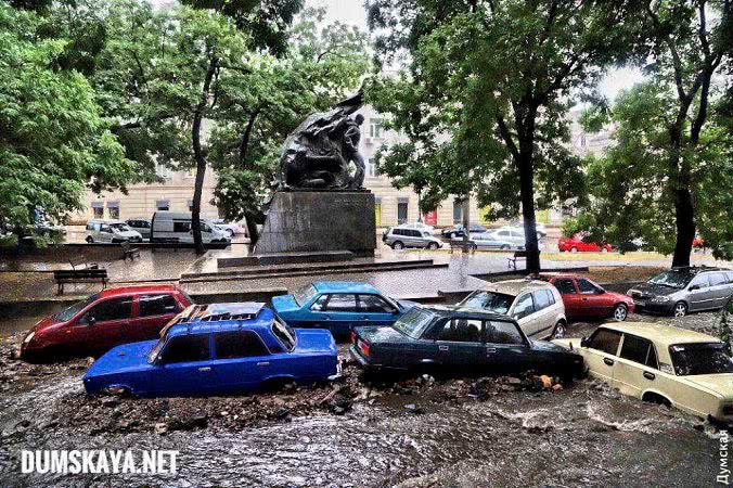В Одессе автомобили смыло водой в кучу во время ливня (фото)
