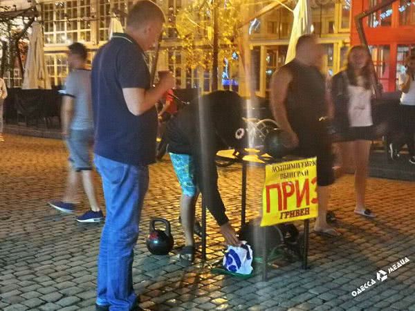 «Лохотроны» для туристов снова на Дерибасовской. В мэрии подозревают полицию в их «крышевании»