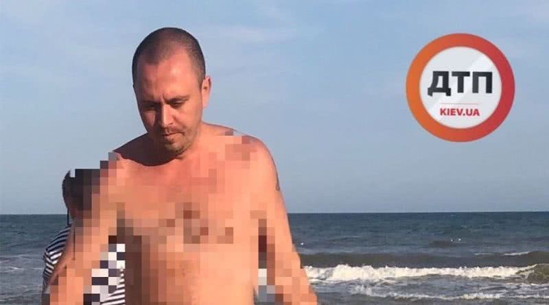 На пляже Затоки мужчины спасли детей, которые заплыли на глубину — мальчика еле откачали