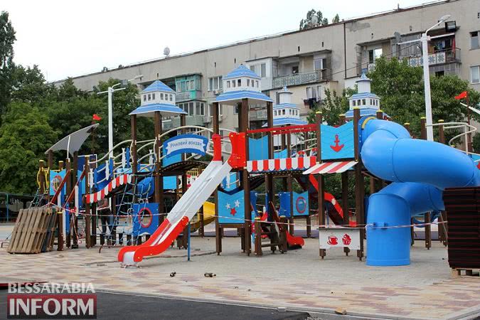 Городу моряков - тематические детские площадки: в Измаиле появился "Речной вокзал" в миниатюре