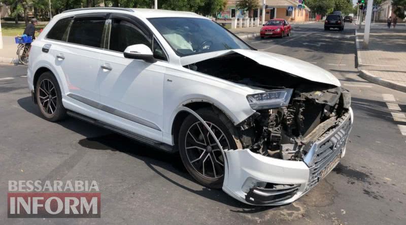 В центре Измаила Audi Q7, "проскакивая" на красный сигнал светофора, протаранил Hyundai