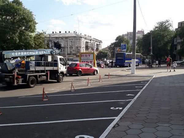 В Одессе из-за столкновения рейсового автолюкса с легковушкой образовалась автопробка (фото)