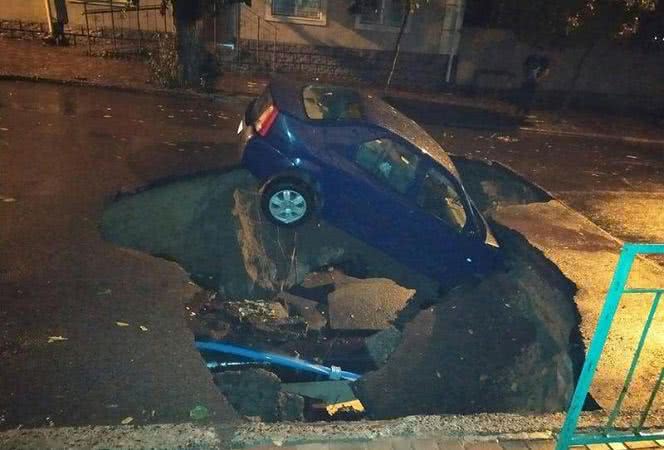 После ливня в Одесской области авто с пассажирами провалилось под землю: фото с места ЧП