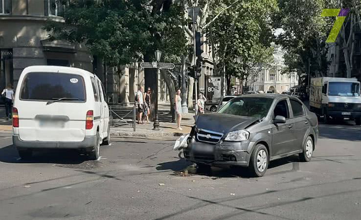 Микроавтобус и легковушка не поделили дорогу в центре Одессы (фото)