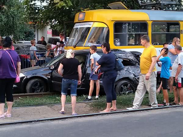 В Одессе трамвай смял автомобиль: пострадали три человека, среди них — ребенок. Фото