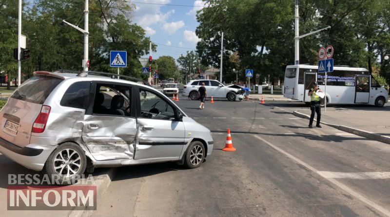 В центре Измаила Audi Q7, "проскакивая" на красный сигнал светофора, протаранил Hyundai