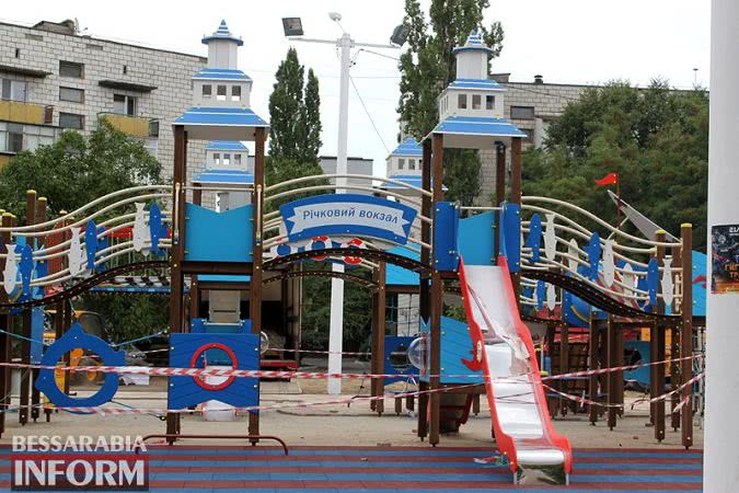 Городу моряков — тематические детские площадки: в Измаиле появился «Речной вокзал» в миниатюре