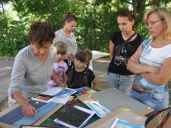 Знаменитая килийская художница устраивает мастер-классы, на которых делится талантом со всеми желающими