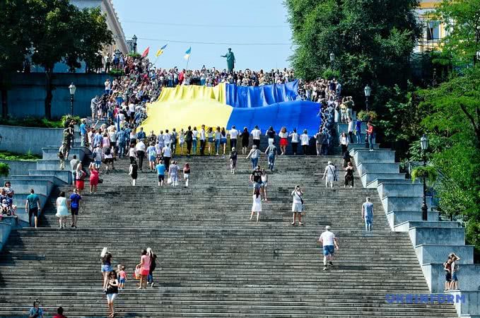 Одесса — это Украина: яркие фото флешмоба ко Дню флага на Потемкинской лестнице (фото, видео)