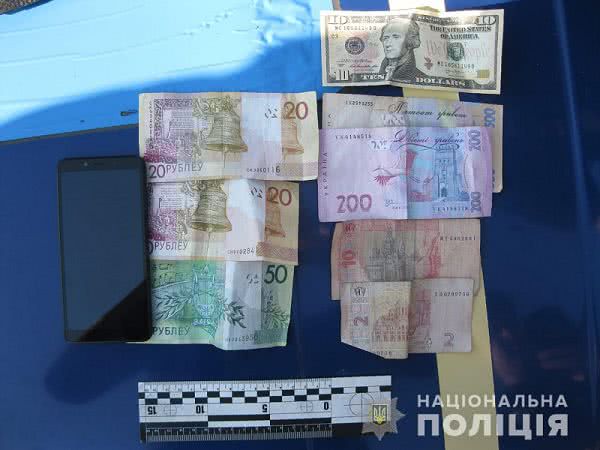 Поймали на горячем: в Затоке задержали двух грабителей, позарившихся на имущество иностранки