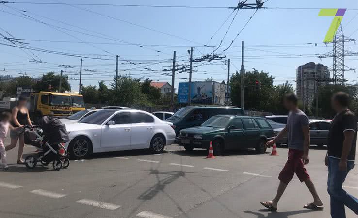 Две иномарки не поделили дорогу в Одессе. Образовалась пробка (фото)
