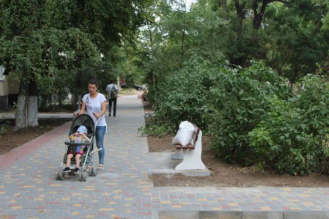 Междомовые территории в Белгороде-Днестровском постепенно преображаются