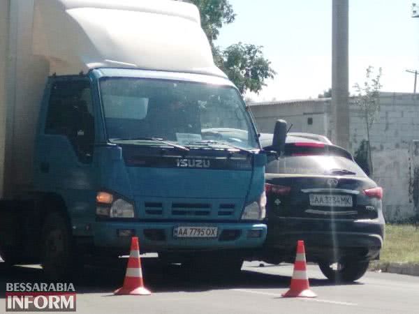 В Измаиле грузовик, пытаясь избежать наезда на пешехода, наехал на Infiniti