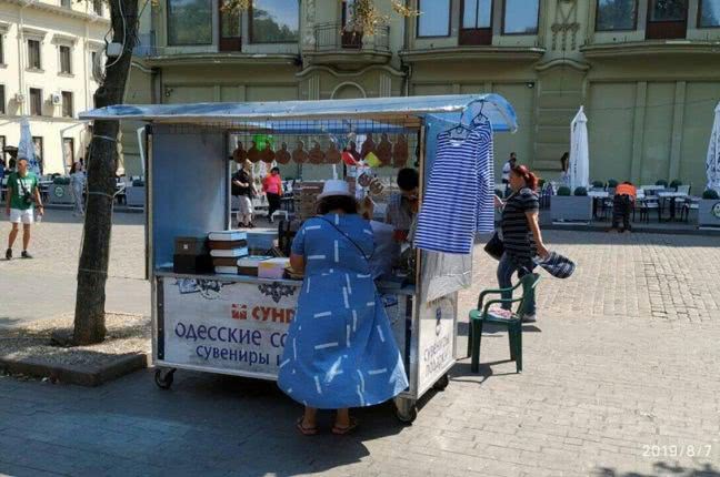 В Одесской мэрии вычислили информатора, который предупреждал торговцев на Дерибасовской о рейдах