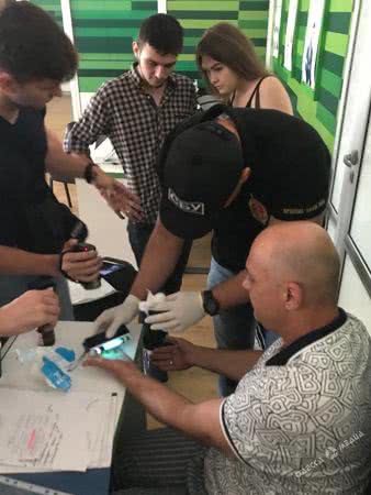 В центре Одессы СБУ проводит спецоперацию в одном из банков (фото)