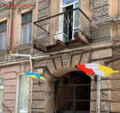 В исторической части Одессы рухнул балкон (фото)